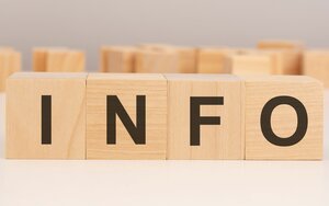Vier Würfel, die das Wort "INFO" zeigen